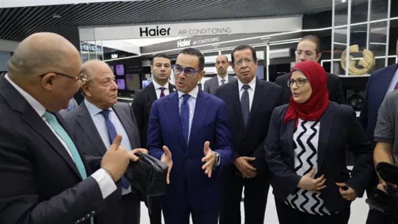 وزير الاستثمار يضع