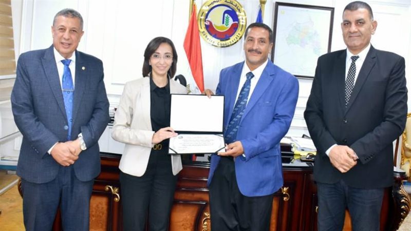 تكريم مدير المدرسة