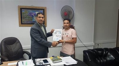 أسيوط.. رئيس مركز ديروط يتابع سير العمل بالمركز التكنولوجي ويسلم نموذج «8» نهائي التصالح