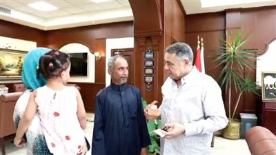 في لفتة إنسانية.. محافظ البحر الأحمر يلتقي طفلة من ضعاف السمع بمكتبه 