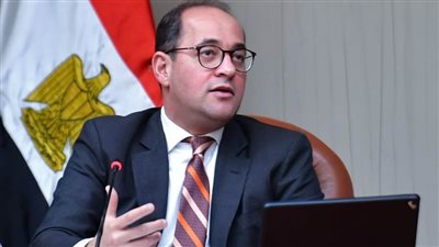 وزير المالية يتحاور مع الممولين والموظفين بالمراكز والمأموريات الضريبية