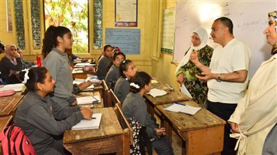  محافظ أسيوط يتفقد مدرسة أم المؤمنين الإعدادية بنات لمتابعة العملية التعليمية