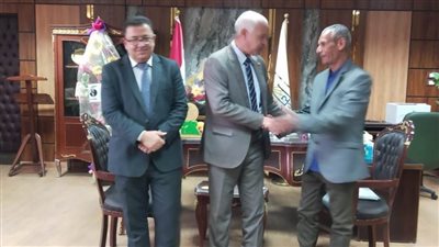 كلية الحقوق بجامعة أسيوط تفتح أبوابها لأكبر طالب جامعي بعمر 62 عامًا