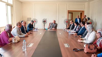 رئيس جامعة بني سويف الأهلية يجتمع بعمداء القطاعات ومديري البرامج