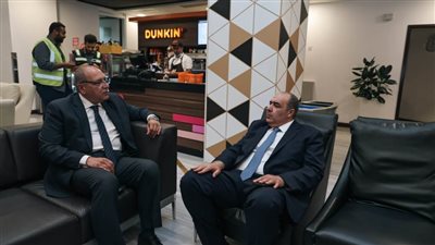 السفير المصري ونائب الرئيس التنفيذي لهيئة الترفيه يرحبان بالأهلي في مطار الرياض
