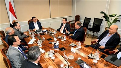 وزير الإسكان يتابع مع مسئولي بنك التعمير والإسكان تسويق مشروعات هيئة المجتمعات