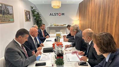 كامل يلتقي رؤساء عدد من الشركات المنفذة لمشروعات  بمصر