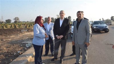 بالصور.. محافظ الغربية يتفقد أعمال الرصف النهائية لمحور المعامل ويستمع لطلبات المواطنين