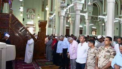 محافظ أسوان يؤدي صلاة الغائب على روح شهيد الواجب الوطني النقيب محمود جمال