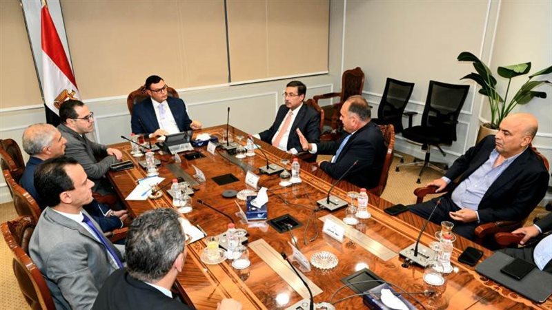 وزير الإسكان يتابع