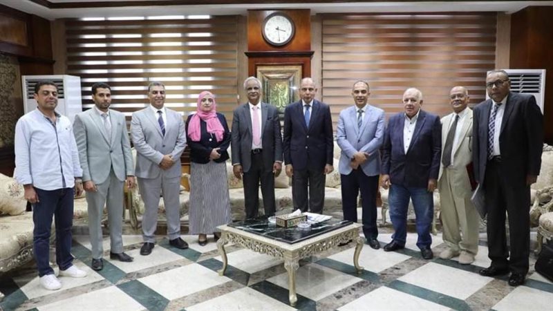 محافظ المنيا خلال