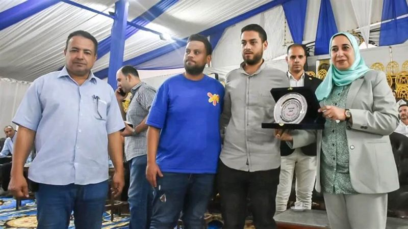 تسليم جوائز الفائزين