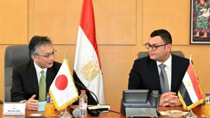 وزير الإسكان مع السفير