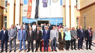رئيس جامعة أسيوط يشهد تحية العلم بالجامعة الأهلية في أول يوم دراسة