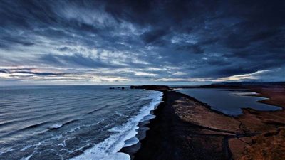 شاطئ رينيسفجارا حيث يلتقي السحر الطبيعي بالرمال السوداء في أيسلندا