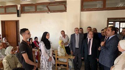 رئيس جامعة بورسعيد يشارك الطلاب فرحة أول يوم: كلموني عن الإيجابيات والسلبيات