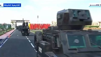 شاهد| محاكاة طلبة الشرطة لمداهمة بؤرة إجرامية خلال حفل تخريج الدفعة الجديدة