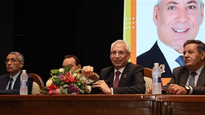رئيس جامعة المنيا يعقد لقاءً تعريفياً بطلاب الجامعة الأهلية الجدد في أول أيام الدراسة