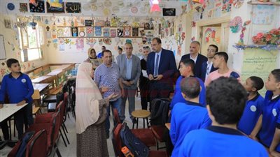 محافظ سوهاج يقيل رئيس قرية تونس ومديري مدرستين 