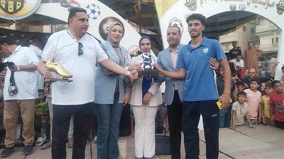 دينا الرفاعي عضو الاتحاد تسلم كأس بطولة القضاة بالشرقية لفريق ابن العاص