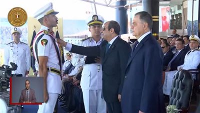 ذكرى لن ينساها الخريجون.. الرئيس السيسي يكرم أوائل خريجي الشرطة