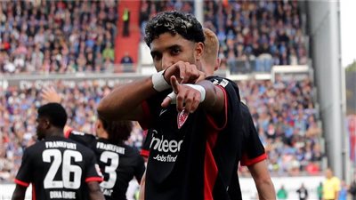 مرموش يقود فرانكفورت لوصافة البوندزليجا ويزيح 