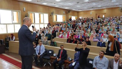 رئيس جامعة دمنهور يتابع سير العمل وانتظام العملية التعليمية في أول يوم للعام الدراسي 