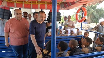 محافظ أسيوط يتابع تنفيذ قراره بنقل الطلاب بين جزيرة نزلة باقور إلى مدارسهم بالأتوبيس النهري