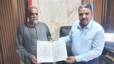 رئيس مركز ساحل سليم يسلم عقود تقنين لواضعي اليد