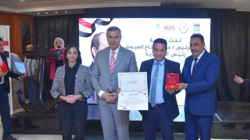 الباحث أثناء تكريمه