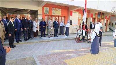 وزير التربية والتعليم ومحافظ الفيوم يحضران طابور الصباح وسط التلاميذ 