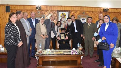 محافظ البحيرة تكرم الأنبا باخوميوس وتهديه درع المحافظة