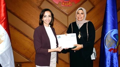 بالصور.. محافظ البحيرة تسلم 10عقود لتقنين أراضي الدولة و14 نموذج تصالح للمواطنين