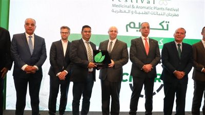 محافظ بني سويف يشارك في افتتاح معرض منتجات النباتات الطبية والعطرية بالفيوم