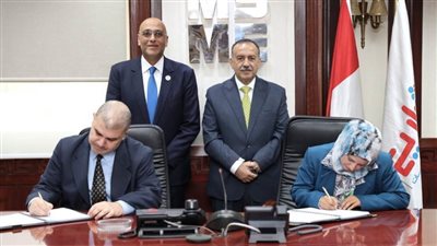 توقيع عقود بين جهاز تنمية المشروعات وجمعيات أهلية بأسيوط للمساهمة في معالجة أسباب الهجرة غير النظامية