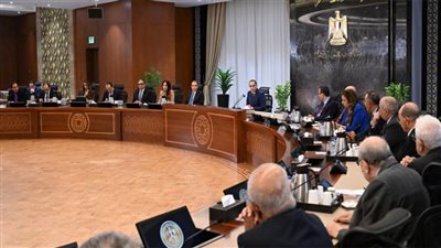 رئيس الوزراء يستمع لوجهات نظر ومقترحات المفكرين والرد عليها