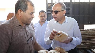 محافظ المنيا يشهد توزيع الخبز مجاناً بمركز ملوى ضمن مبادرة بداية