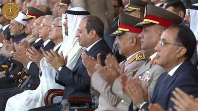 فيديو.. السيسي ورئيس الإمارات يشهدان عرضًا جويًا خلال حفل تخرج دفعات من الكليات العسكرية