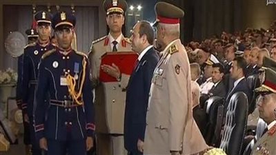 الرئيس السيسي يمنح أوائل خريجي الأكاديمية نوط الواجب العسكري