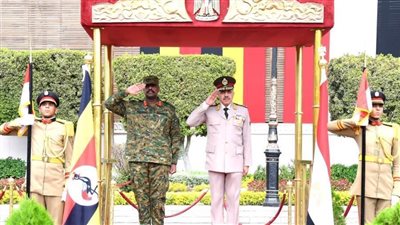 رئيس الأركان يناقش مع قائد قوات الدفاع الشعبية الأوغندى آخر المستجدات الإقليمية والدولية 