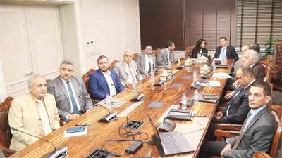 وزير الزراعة يبحث مع مجموعة 