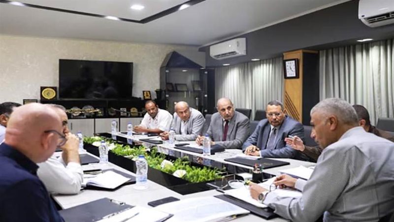 محافظ أسوان يجتمع