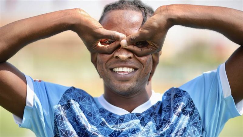 صديق ايجولا بقميص