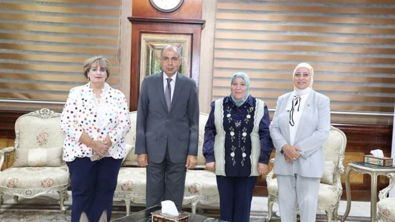 محافظ المنيا خلال