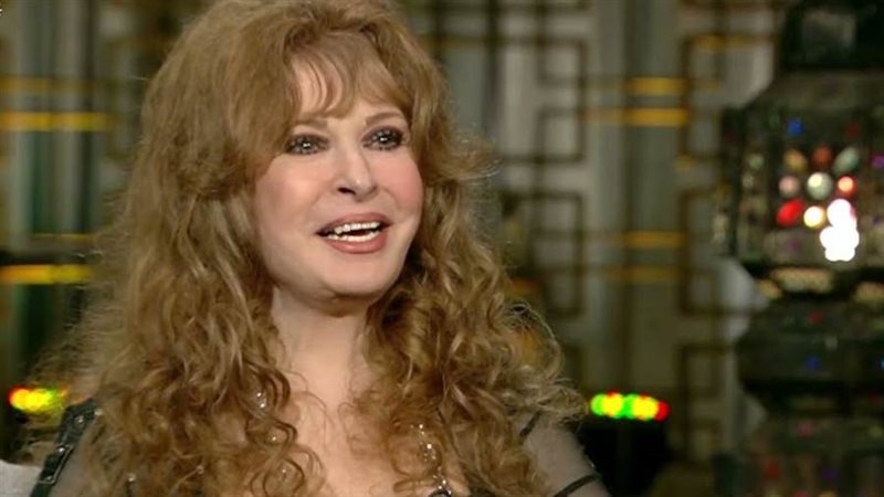 الفنانة القديرة نيللي