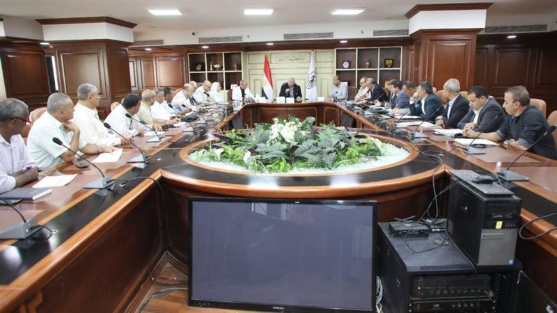 اجتماع محافظ بنى