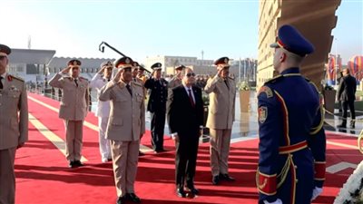 السيسي يضع أكاليل الزهور على النصب التذكاري لشهداء القوات المسلحة وقبري عبد الناصر والسادات