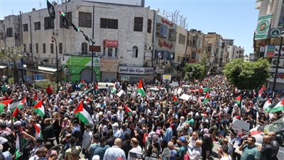 انطلاق مسيرة وسط رام الله بمشاركة العشرات تنديدا بجرائم الاحتلال الإسرائيلي على غزة ولبنان