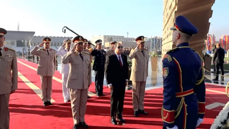 السيسي يضع أكاليل