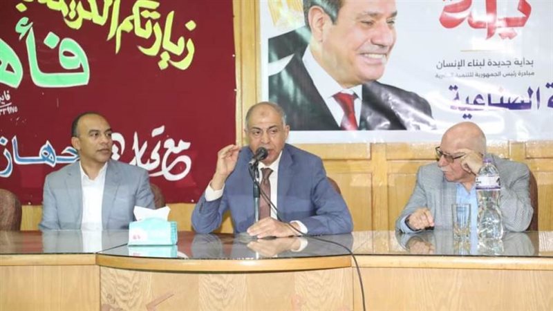 محافظ خلال الاجتماع